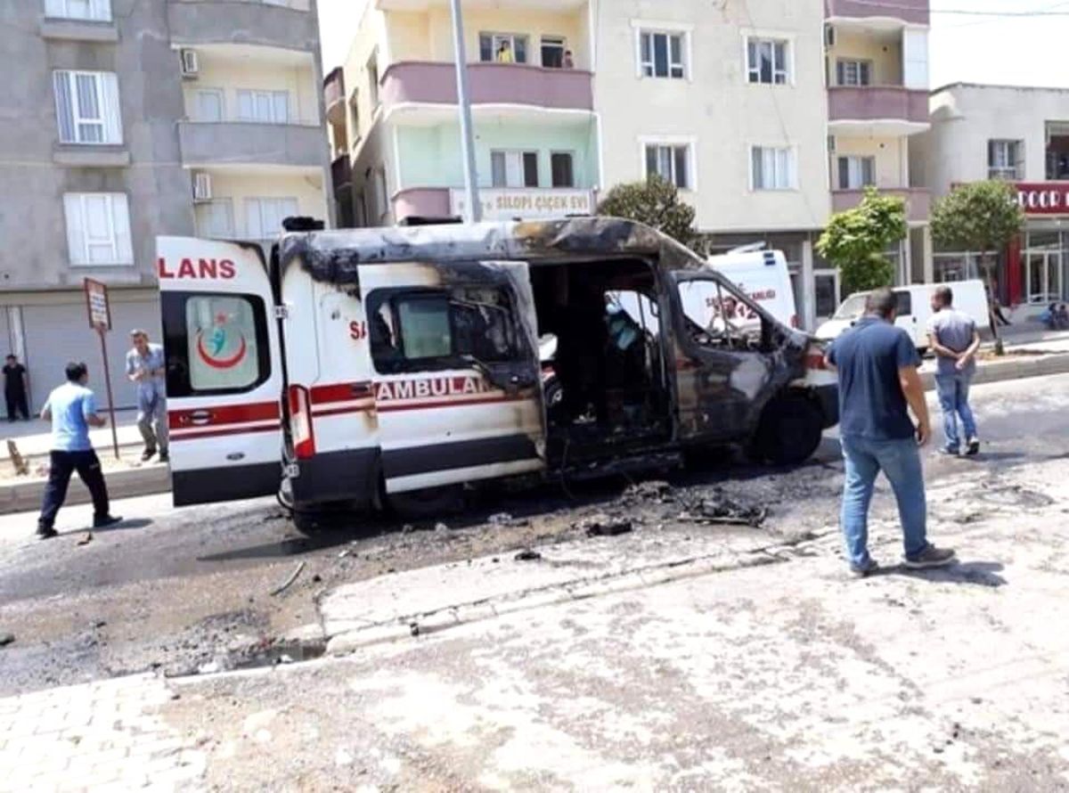 Silopi\'de seyir halindeki ambulans alev aldı