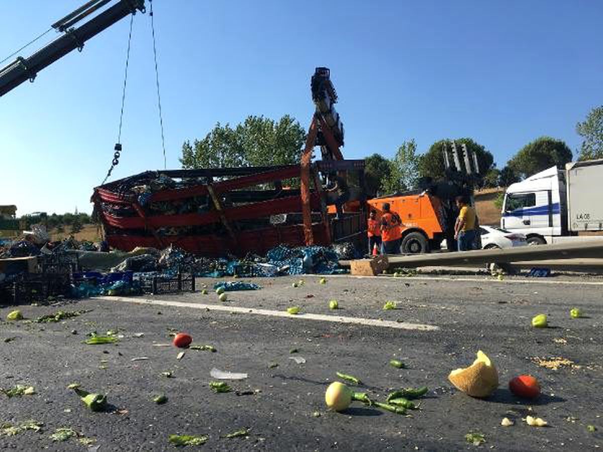 TEM\'de kamyon devrildi; Tonlarca meyve ve sebze yolla döküldü