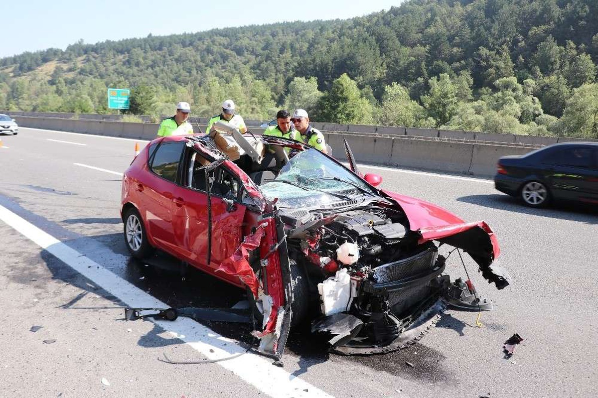 Tıra arkadan çarpan otomobil hurdaya döndü: 2 yaralı