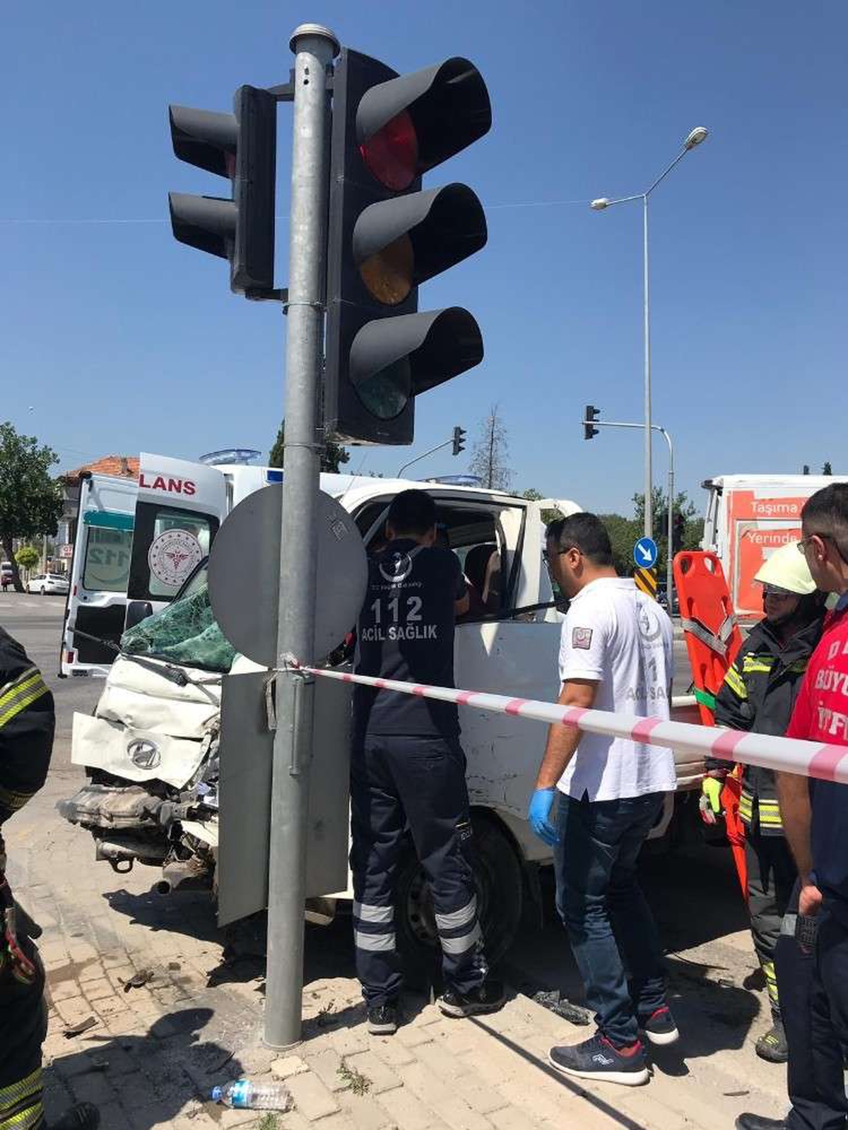 Trafik ışığı direkleri faciayı önledi: 2 yaralı