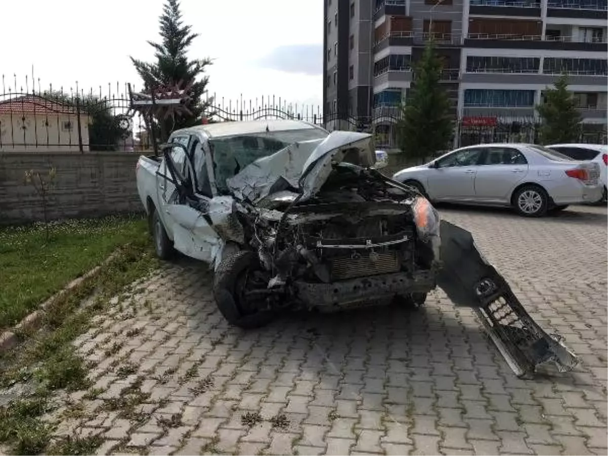 Traktör römorkuna çarpan kamyonet çalıntı çıktı