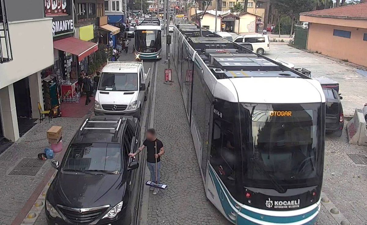 Tramvay seferini engelleyen sürücülere ceza yağıyor