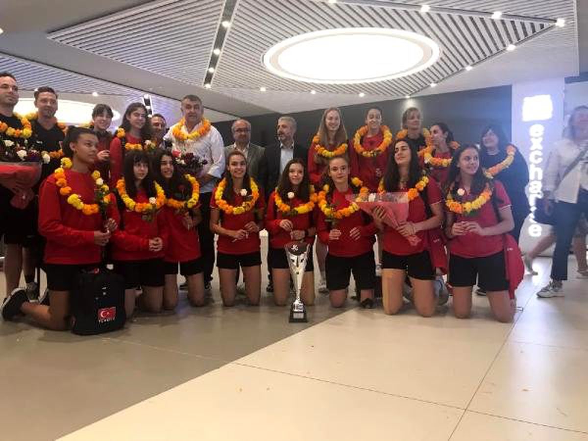 Voleybolda Avrupa Şampiyonu olan U16 Küçük Kız Milli Takımı yurda döndü