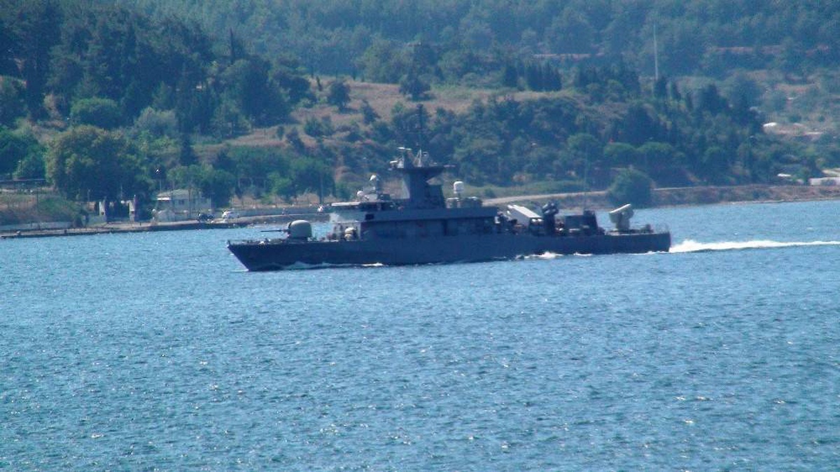 Yunan savaş gemisi yine füzeler açık vaziyette geçti