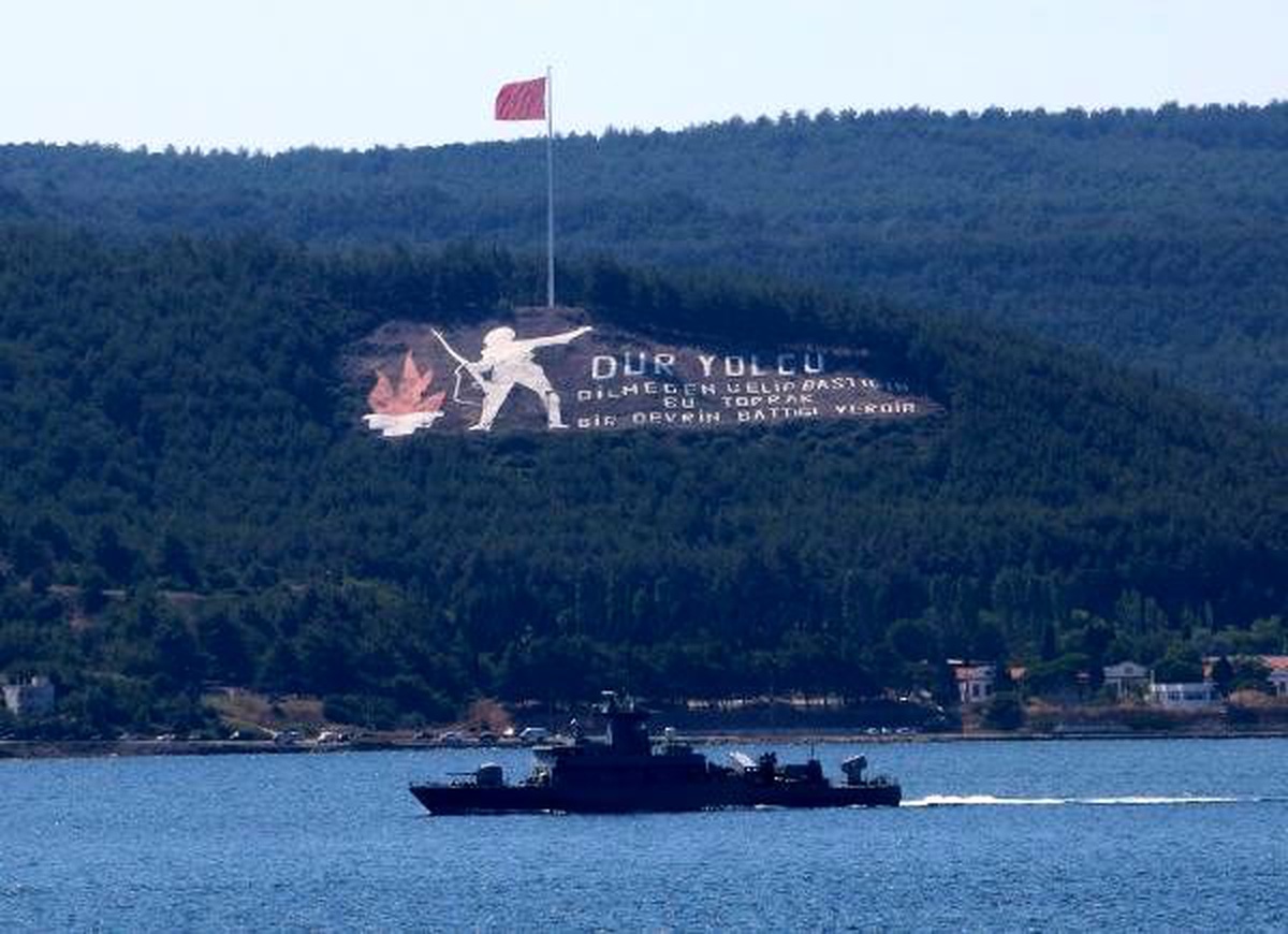 Yunanistan savaş gemisi Çanakkale Boğazı\'ndan geçti