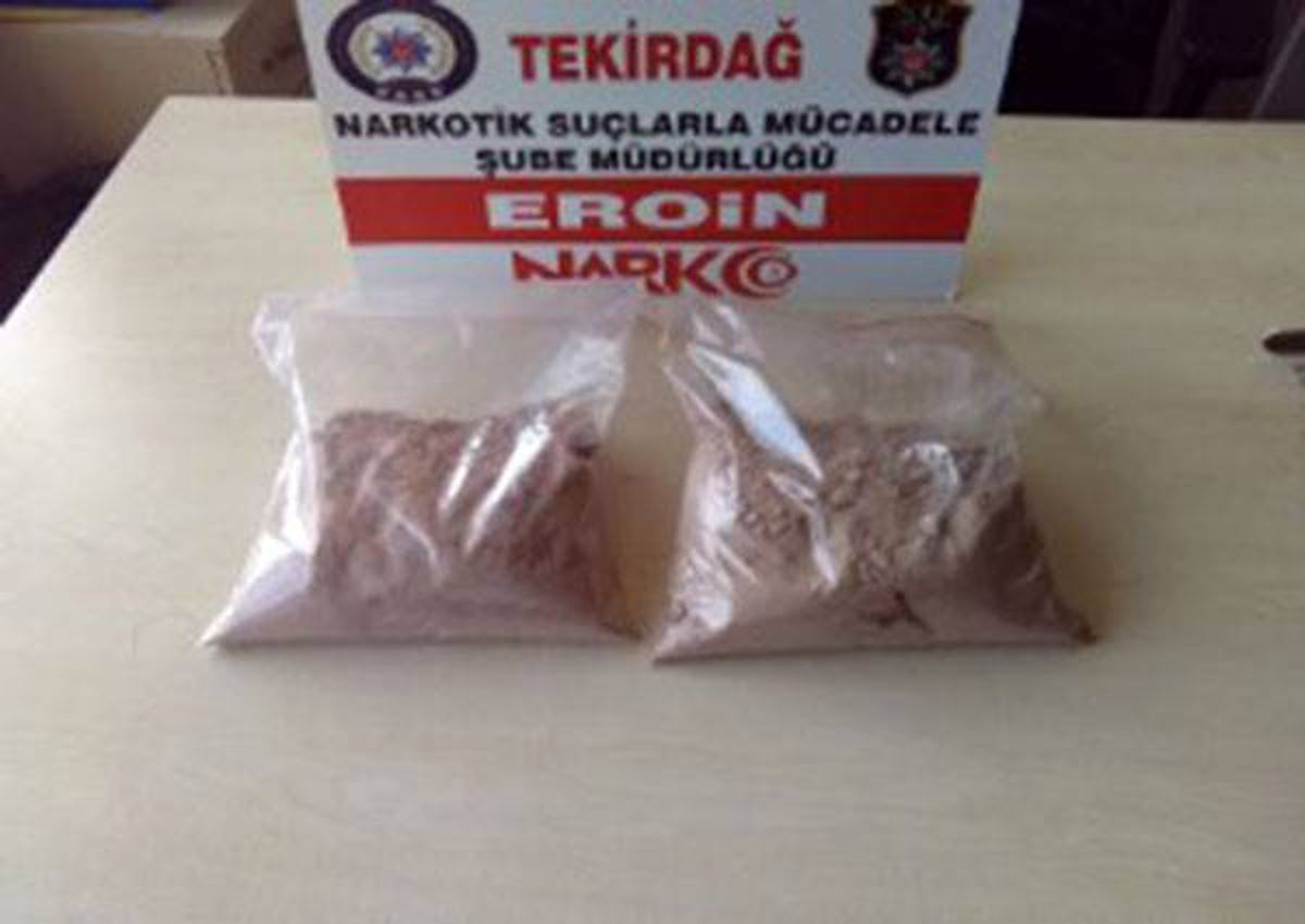 1 kilogram uyuşturucu ve ruhsatsız silahla yakalandılar