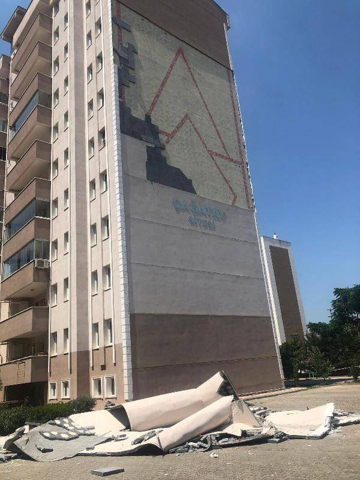 11 katlı apartmanın dış cephe kaplaması düştü