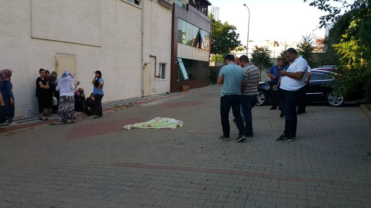 12.kattan kendini boşluğa bıraktı