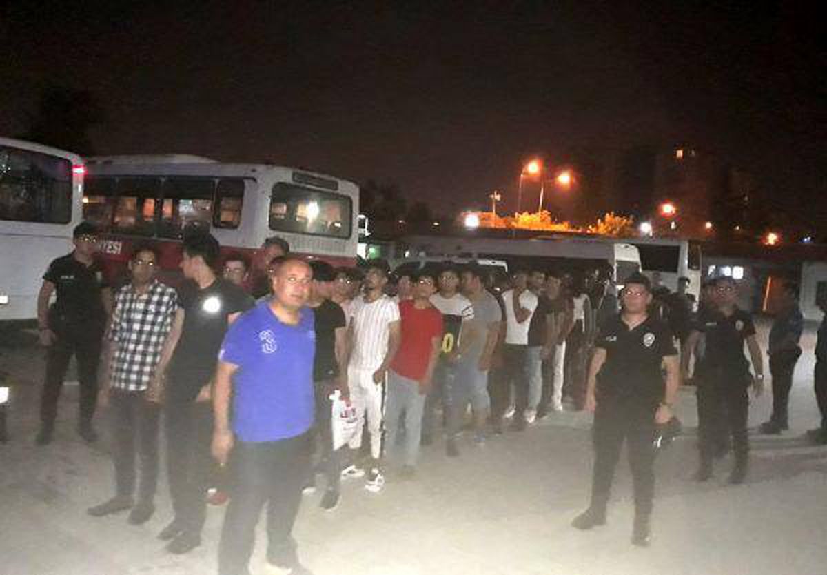 Adana\'da 99 kaçak göçmen sınır dışı edildi