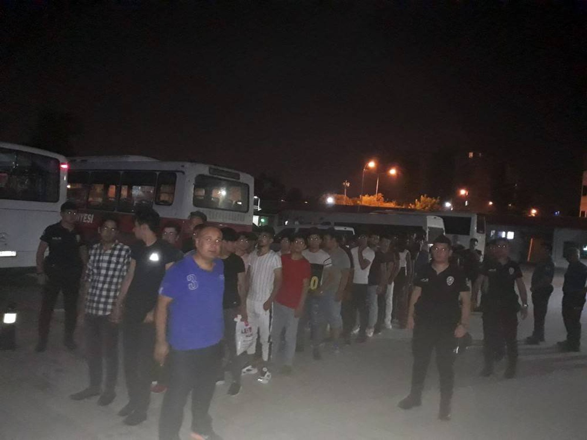 Afganistan uyruklu 99 kaçak göçmen sınır dışı edildi