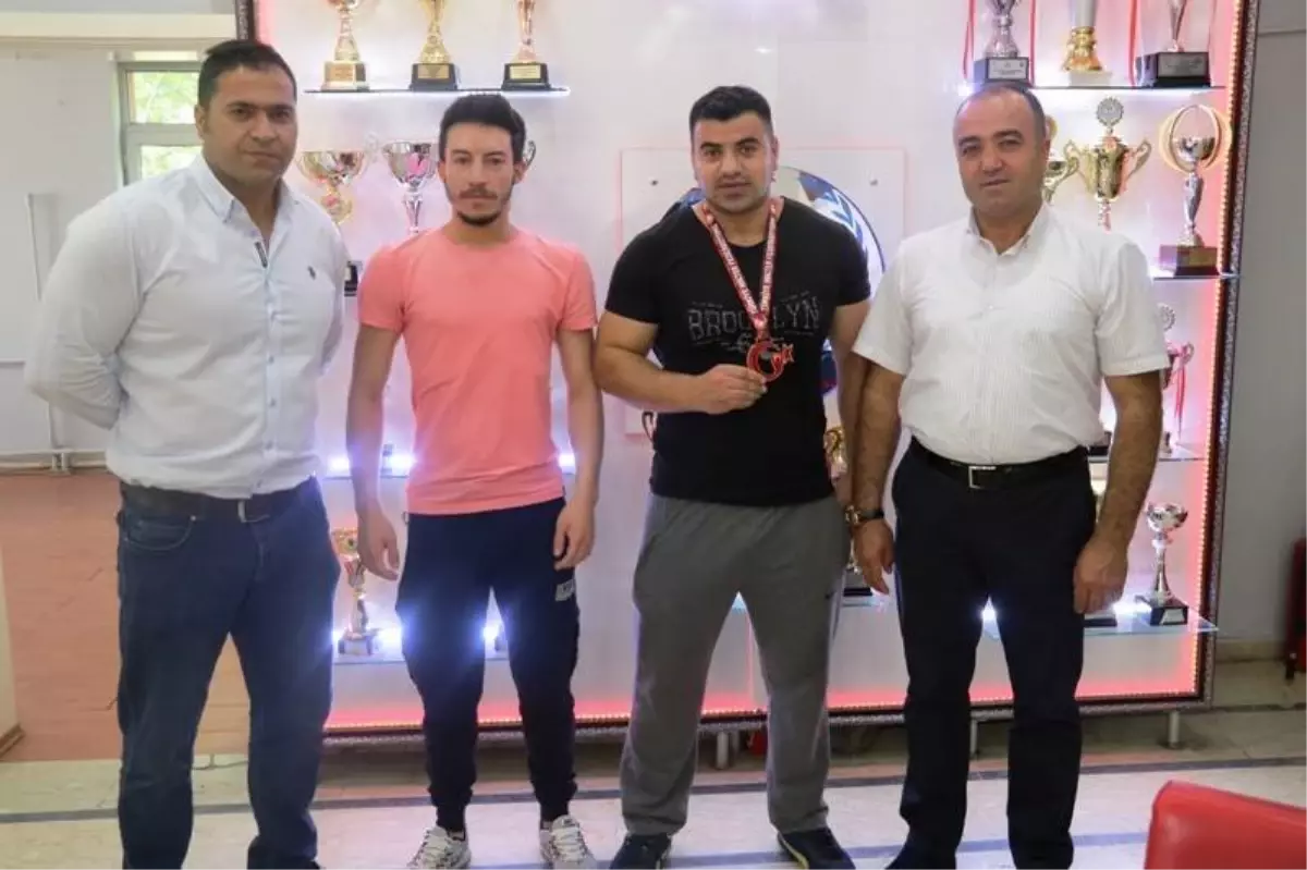 Ağrı Gençlik ve Sporu İl Müdür Vekili Budak, başarılı sporcuları tebrik etti