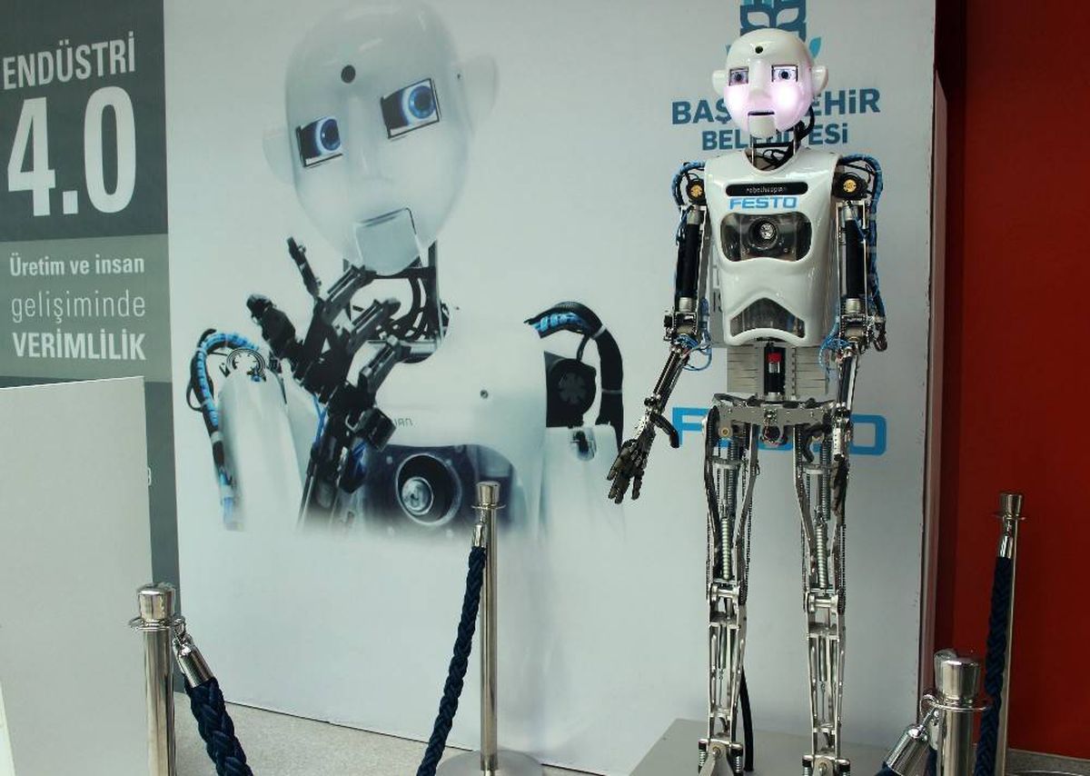 Almanya\'dan gelen Robothespian Başakşehir\'lilerin ilgi odağı oldu