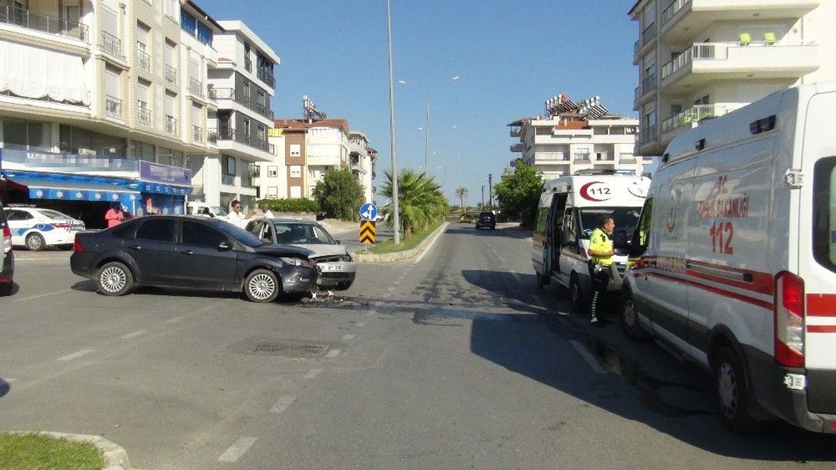 Antalya\'da iki otomobil çarpıştı: 2 yaralı