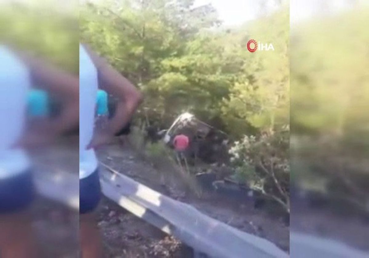 Antalya\'da tur midibüsü devrildi: 1\'i ağır 20 turist yaralı