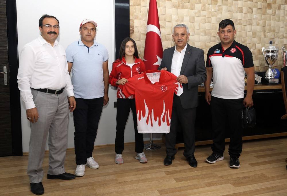 Avrupa 3.\'sü Eda Nur Ersoy, Belediye Başkanı Mehmet Zeybek\'i ziyaret etti