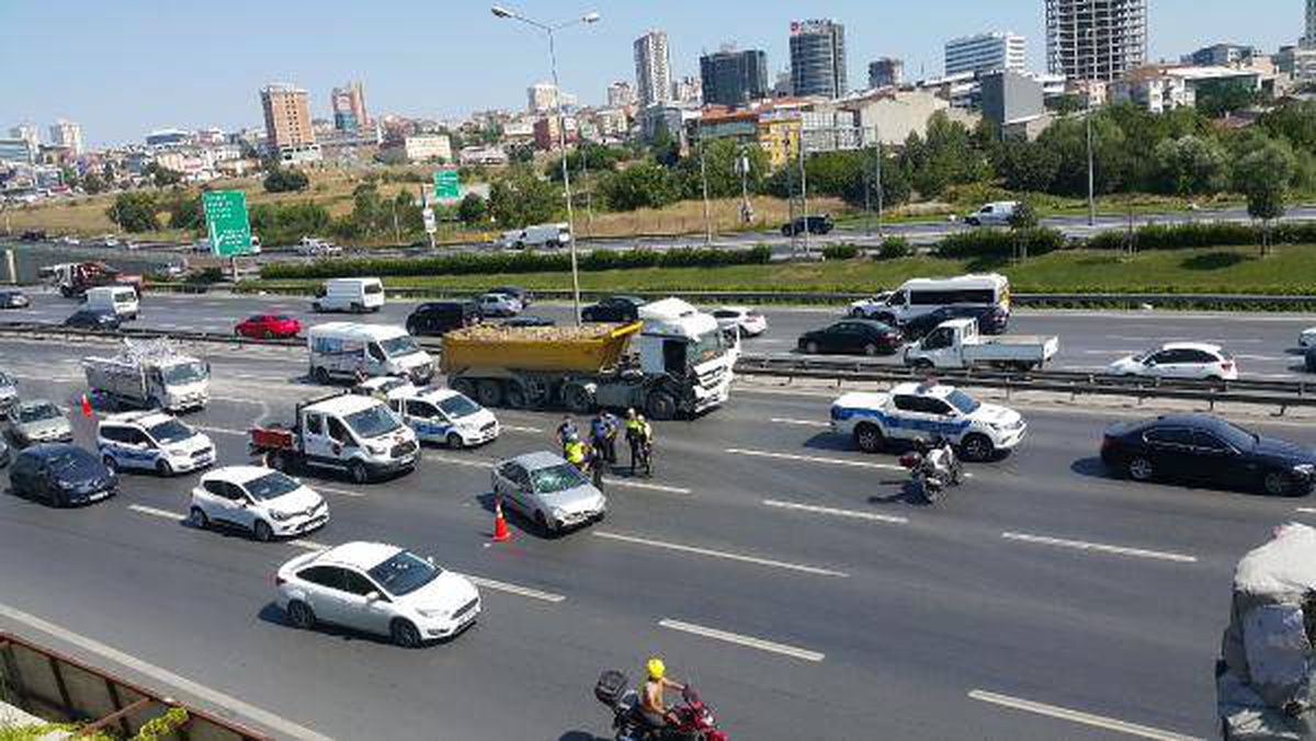 Bağcılar TEM Otoyolu\'ndaki zincirleme kaza trafiği kilitledi (1)