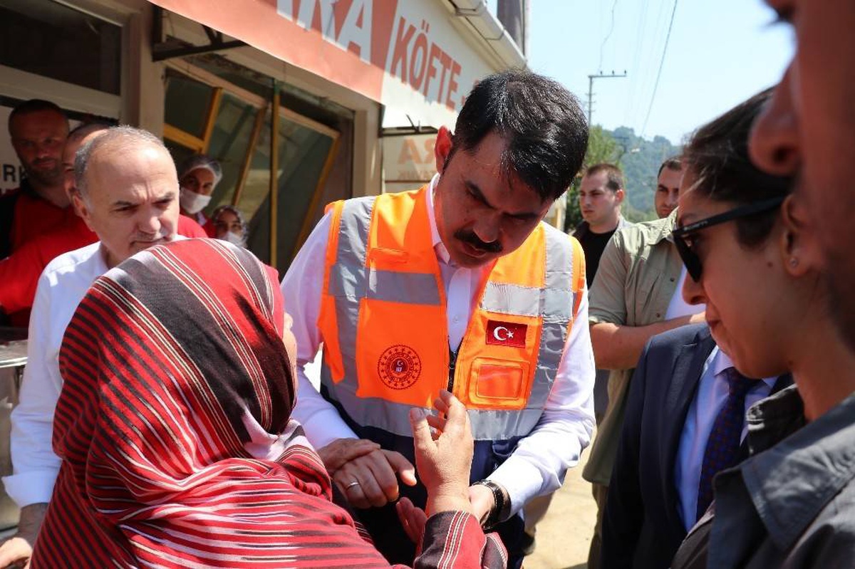 Bakan Kurum, Düzce\'de sel bölgesini ziyaret etti