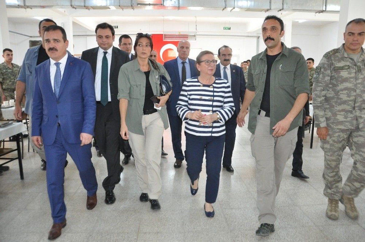 Bakan Pekcan\'dan gümrük kapısında inceleme