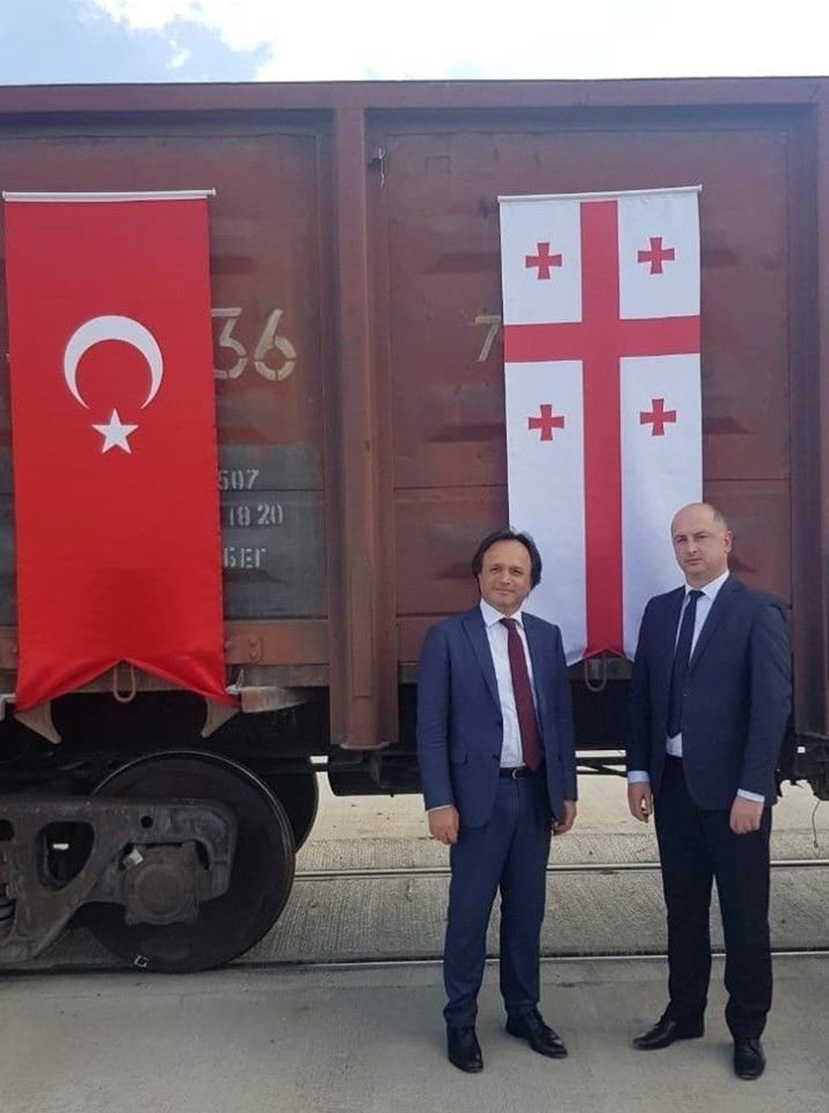 Bakü-Tiflis-Kars demiryoluyla Türkiye\'den Gürcistan\'a kargo taşımacılığı başladı
