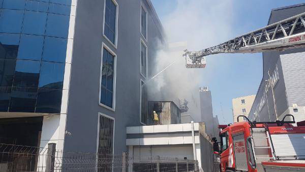 Başakşehir\'de işyeri yangını (1)