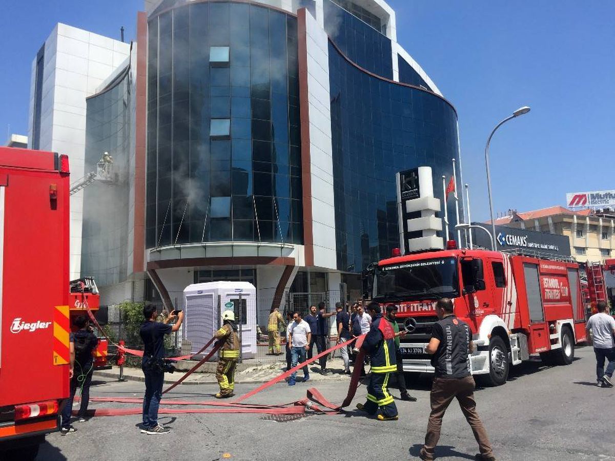 Başakşehir\'de korkutan yangın havadan görüntülendi
