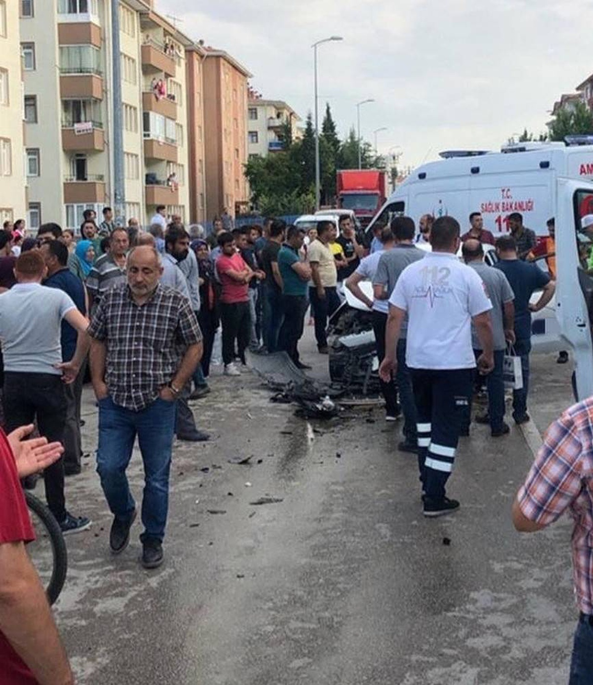 Başkentte ticari araçla otomobil çarpıştı: 6 yaralı