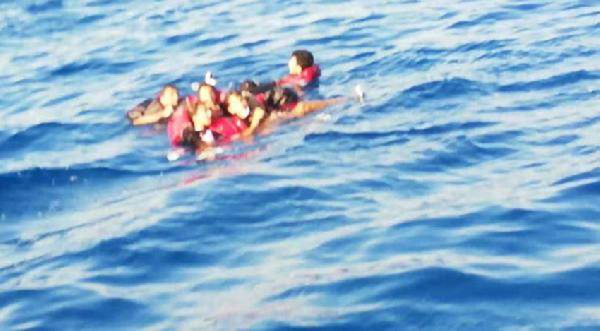 Bodrum\'da kaçak göçmenlerin teknesi battı: 8 kişi kurtarıldı, 1 kayıp (2)