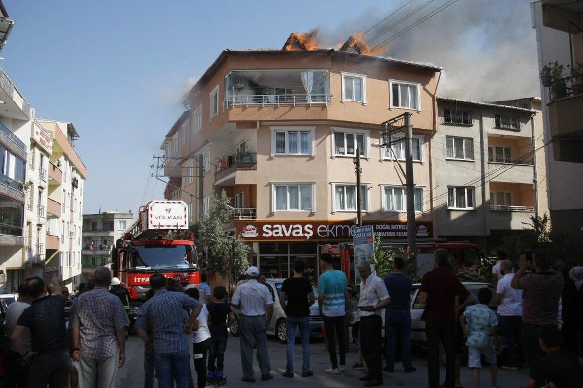 Çatı yangını mahalleyi ayağa kaldırdı