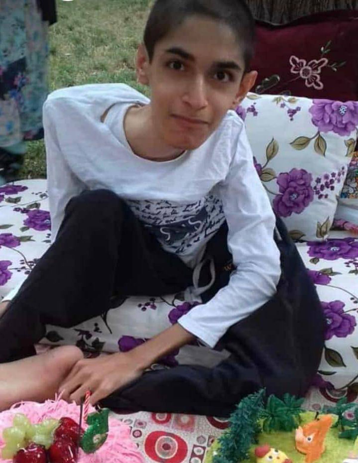 Çocukları gözlerinin önünde eriyor