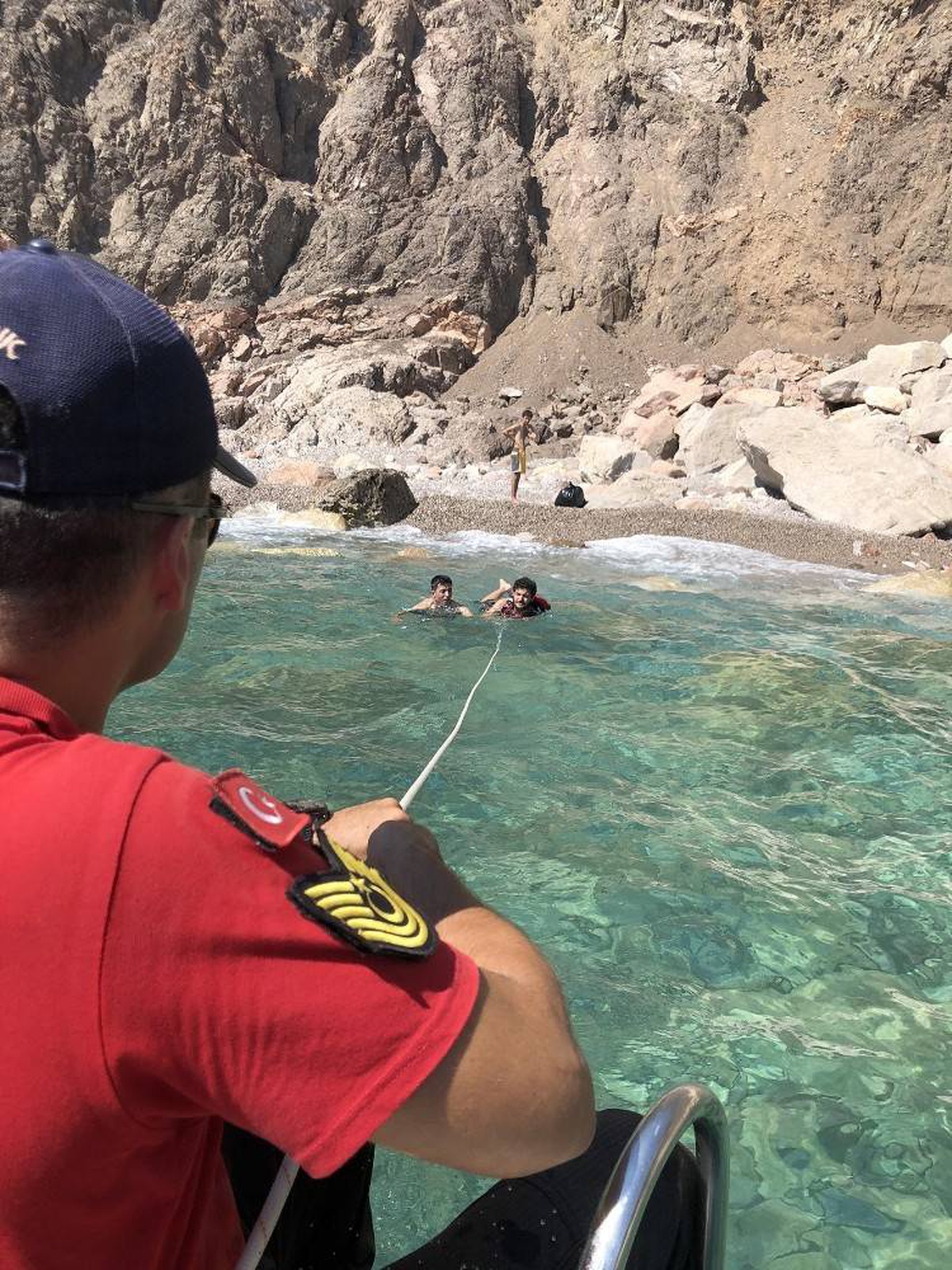Deniz Kıyısında Mahsur Kalan Tatilcileri JAK Kurtardı