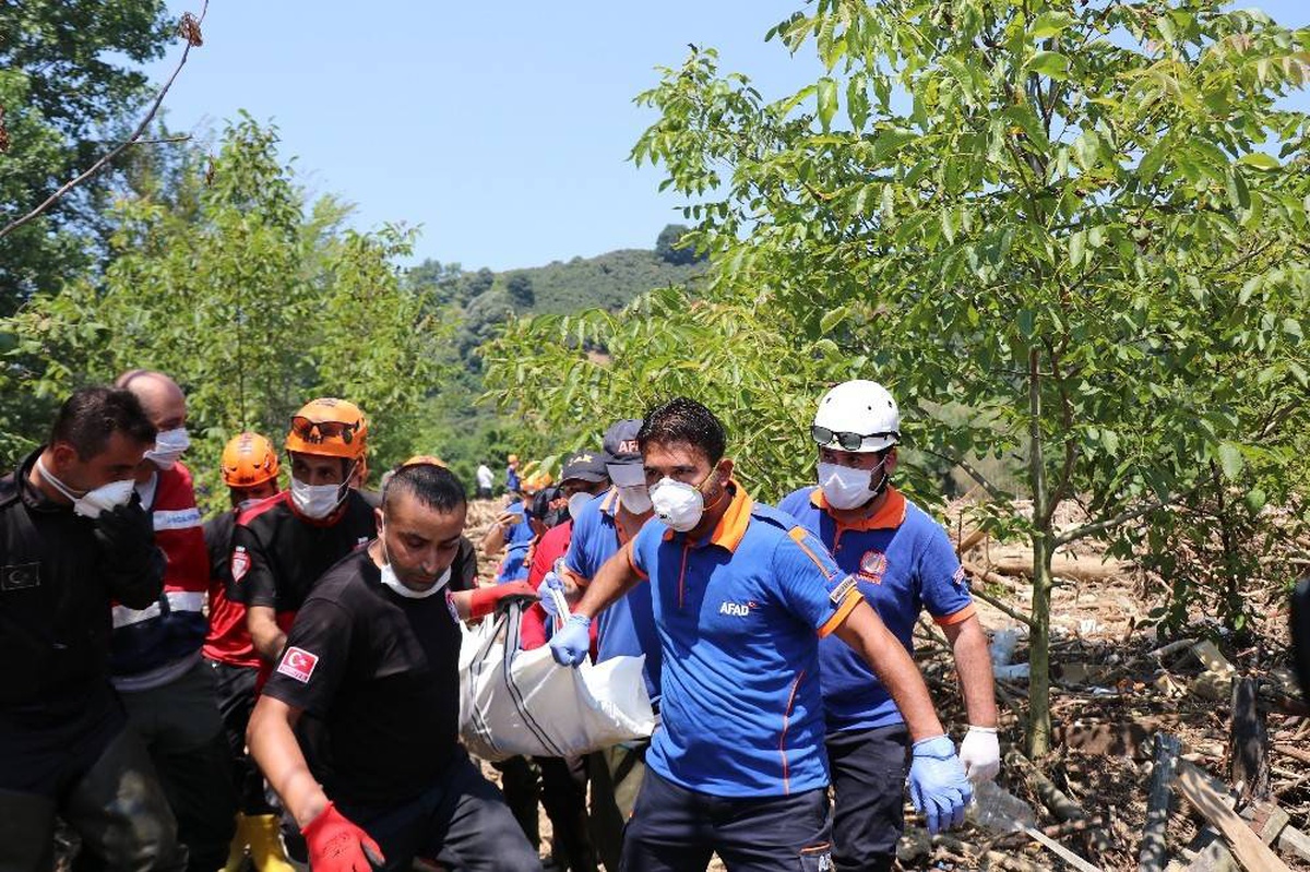 Düzce\'de dere yatağında bulunan anne ve kızının cesetleri çıkartıldı