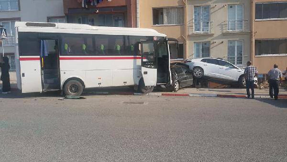 El freni çekilmeyen midibüs 2 otomobile çarptı