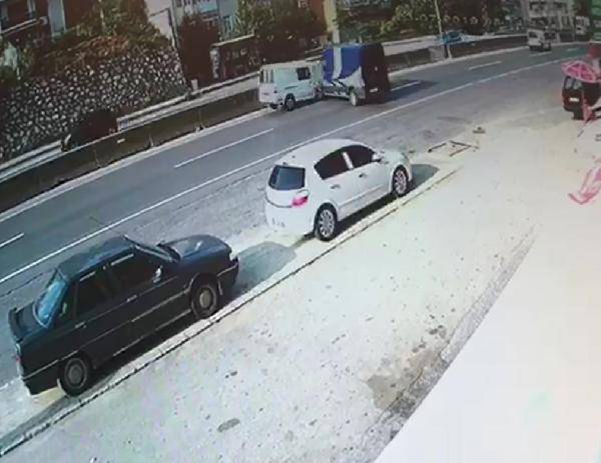 El freni çekilmeyen minibüs kazaya yol açtı: 2 yaralı (2)