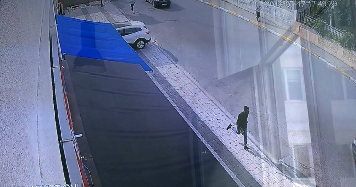 Esenyurt\'ta genç kıza kapkaç şoku kamerada