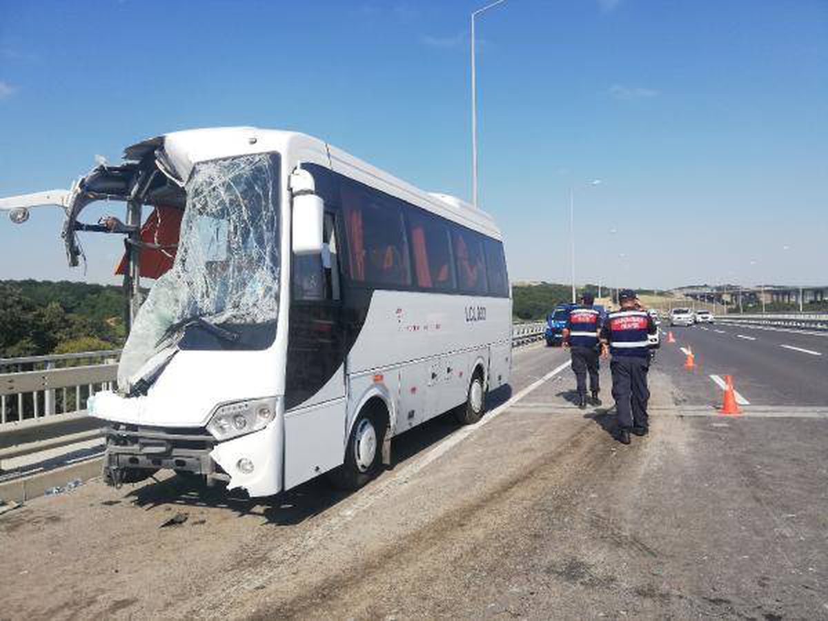 Eyüpsultan\'da servis midibüsü otobüse arkadan çarptı: 12 yaralı