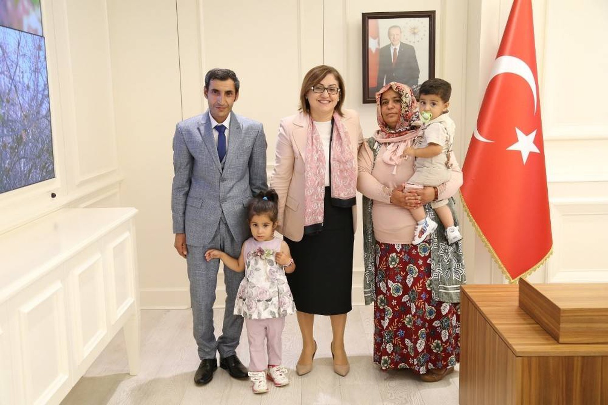 Fatma Şahin, mahallelinin sevdiği temizlik görevlisi Hikmet Özkul\'u ağırladı