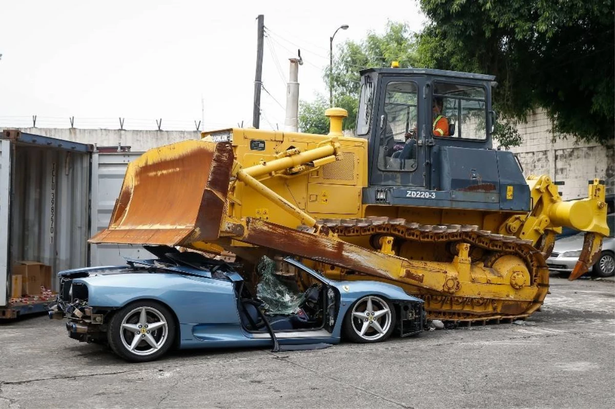 Kaçak Ferrari buldozerle imha edildi!
