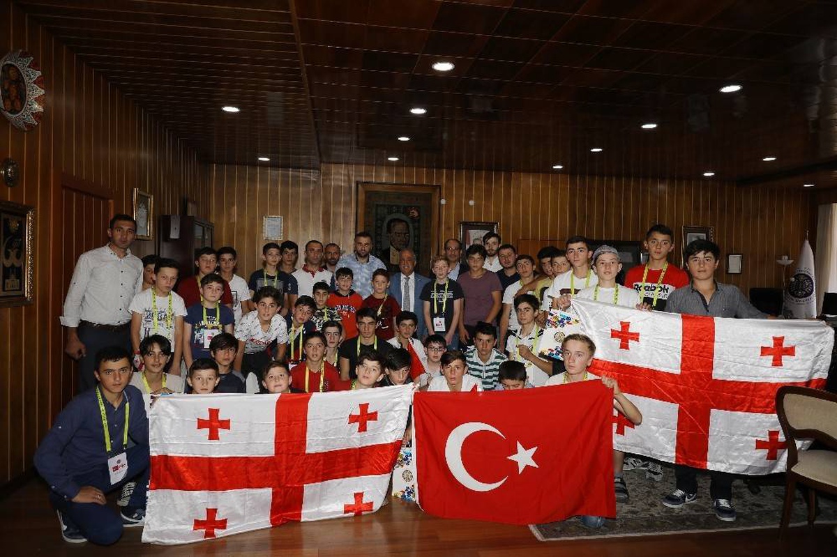 Gürcistan\'dan gelen misafir öğrencilere yaz okulu programı