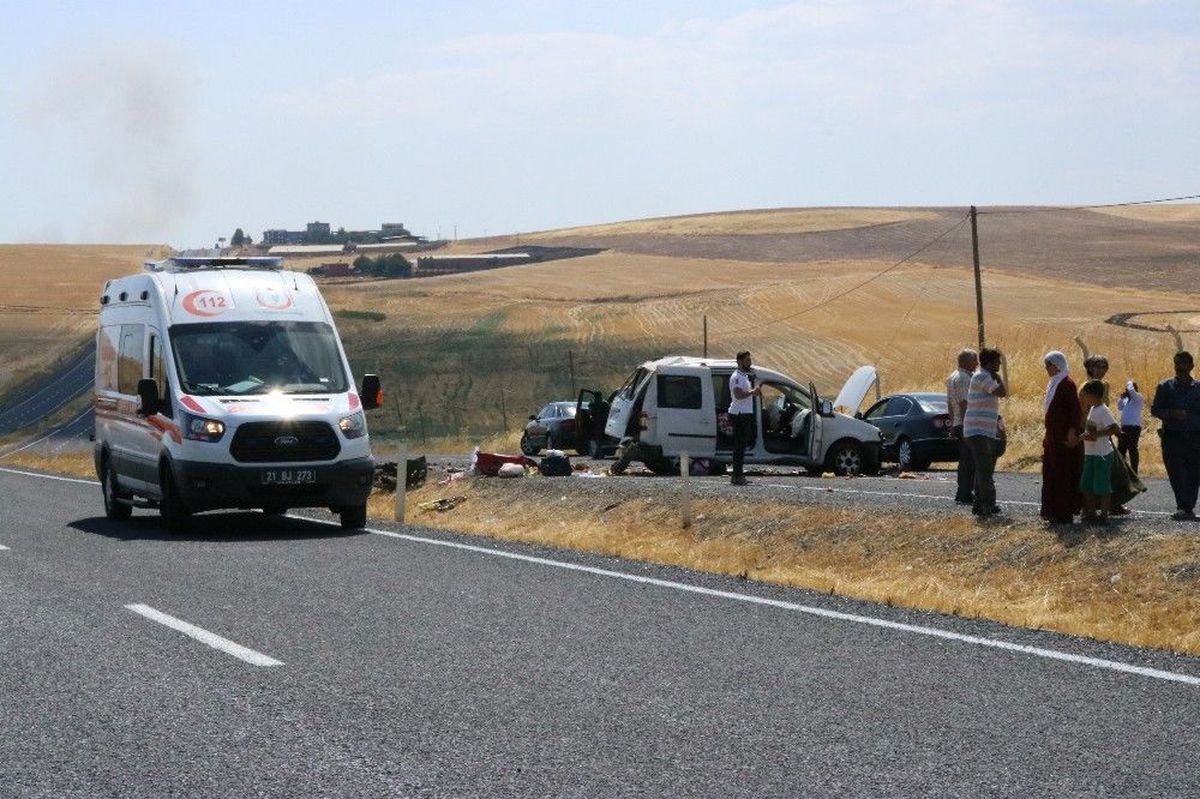 Hafif ticari araç takla atarak karşı şeride geçti: 1\'i ağır 4 yaralı