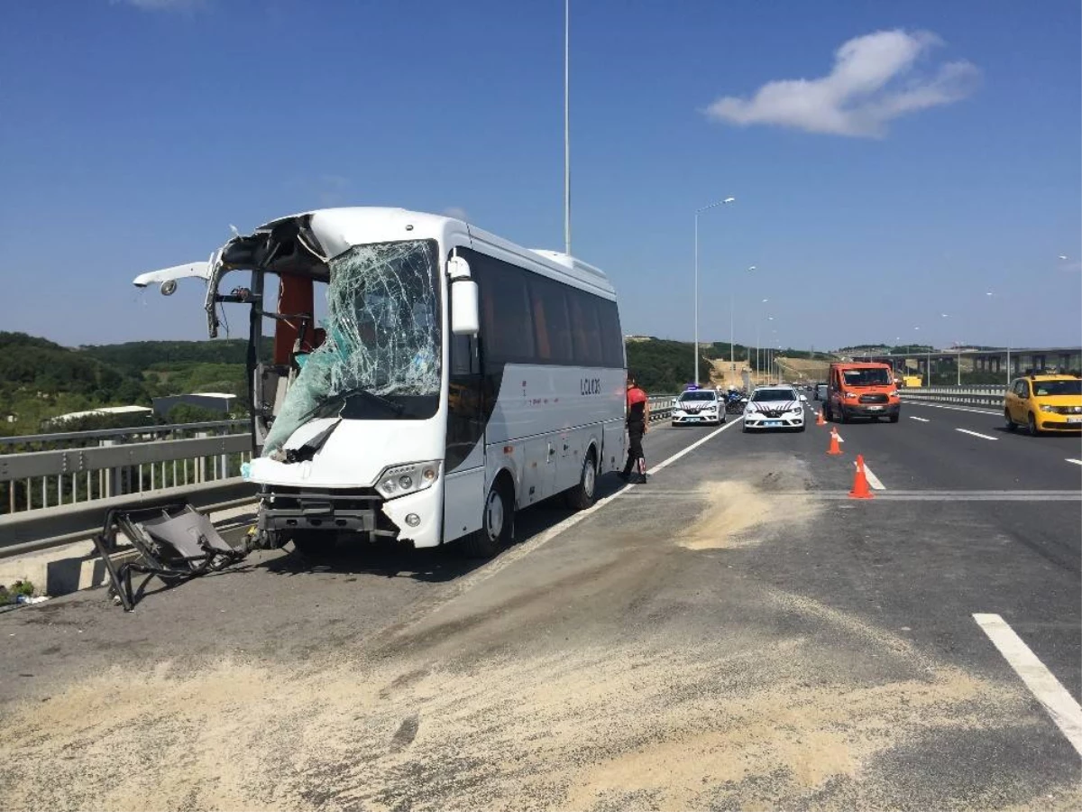 Havalimanı işçilerini taşıyan midibüs kaza yaptı! 12 yaralı
