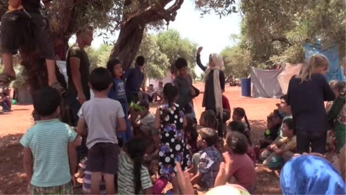 İdlib\'de savaş mağduru çocuklara zeytin ağacı altında eğitim (2)