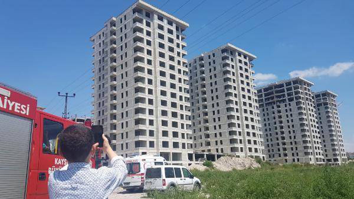 İnşaatta intihara kalkışan mobilya işçisini polis ikna etti