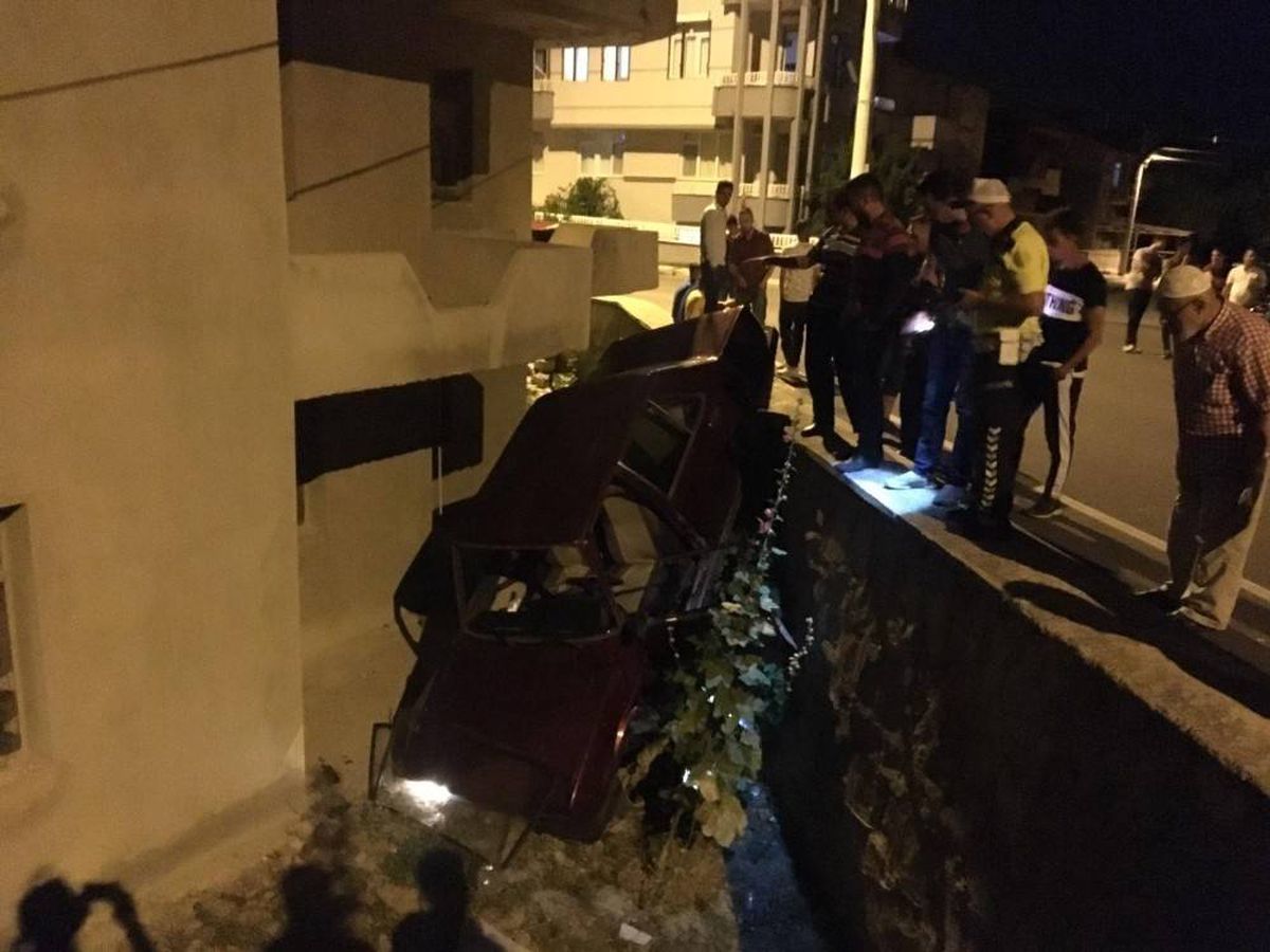 Isparta\'da otomobil evin bahçesine uçtu, sürücüsü kaçtı