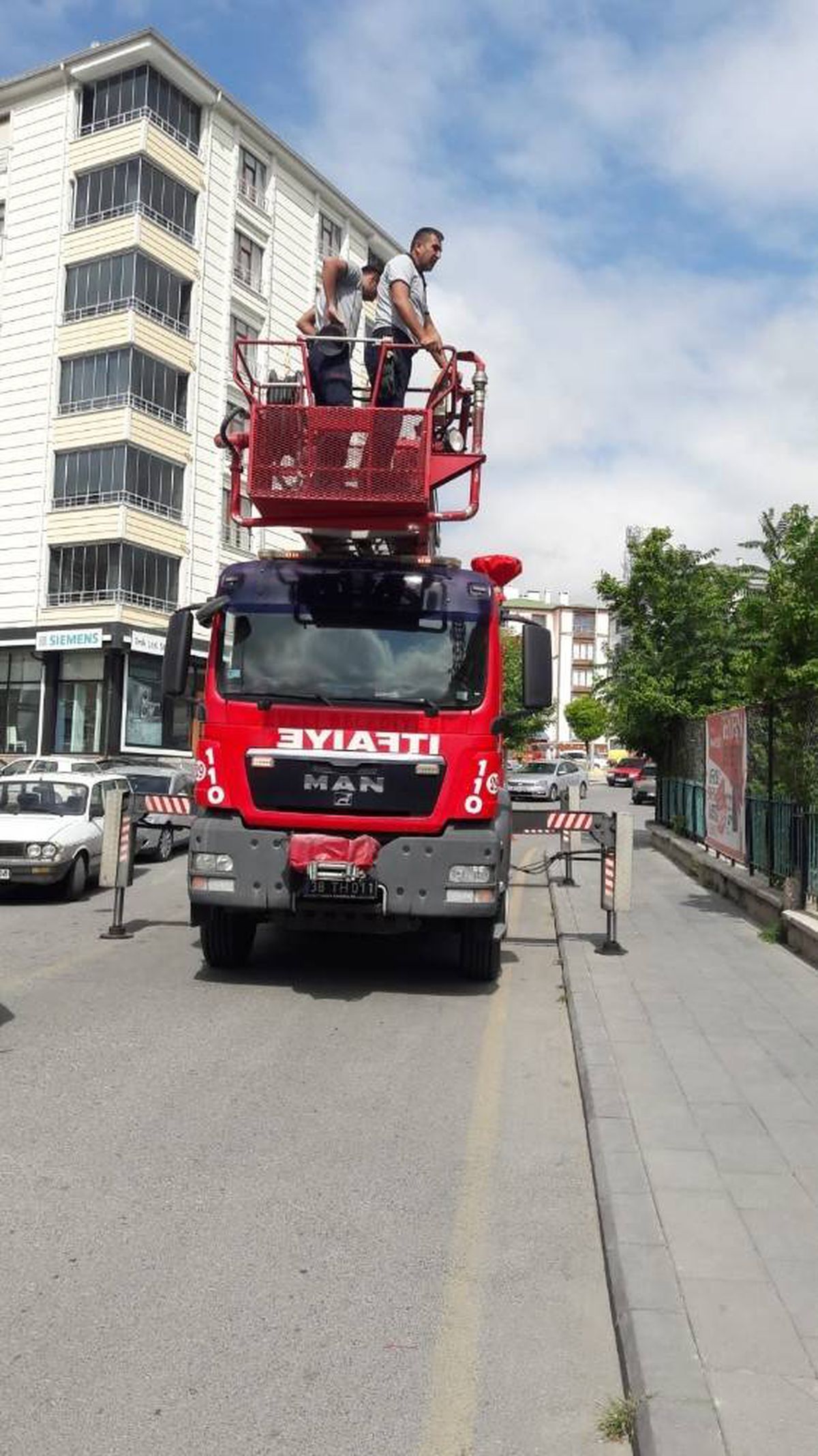 İtfaiye ekipleri çatıda asılı kalan kırlangıcı kurtardı