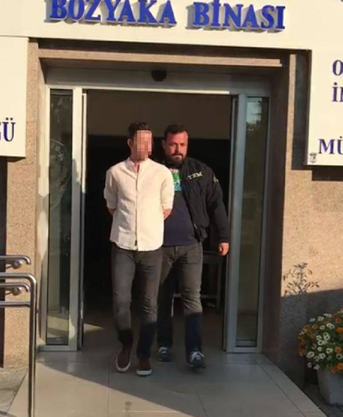 İzmir merkezli FETÖ\'nün TSK yapılanmasına operasyon: 33 gözaltı