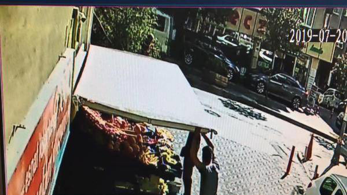 Kağıthane\'de kırılan ağaç dalı motosiklet sürücüsünün üzerine devrildi