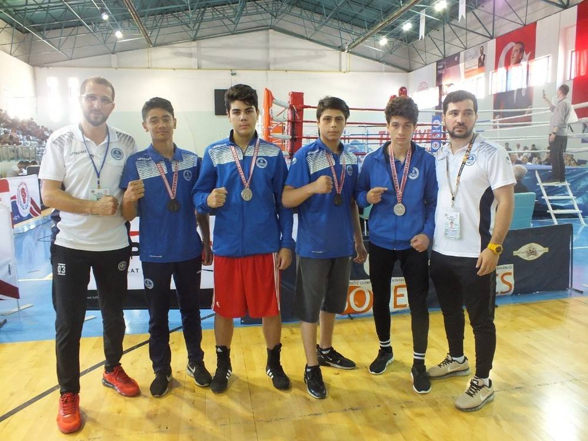 Kağıtsporlu genç boksörler Gümüşhane\'den madalyayla döndü