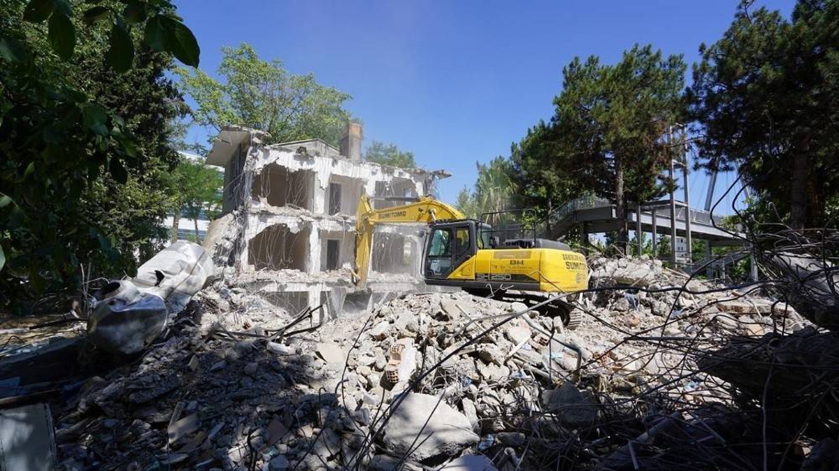 Karayolları lojmanlarında yıkım çalışması