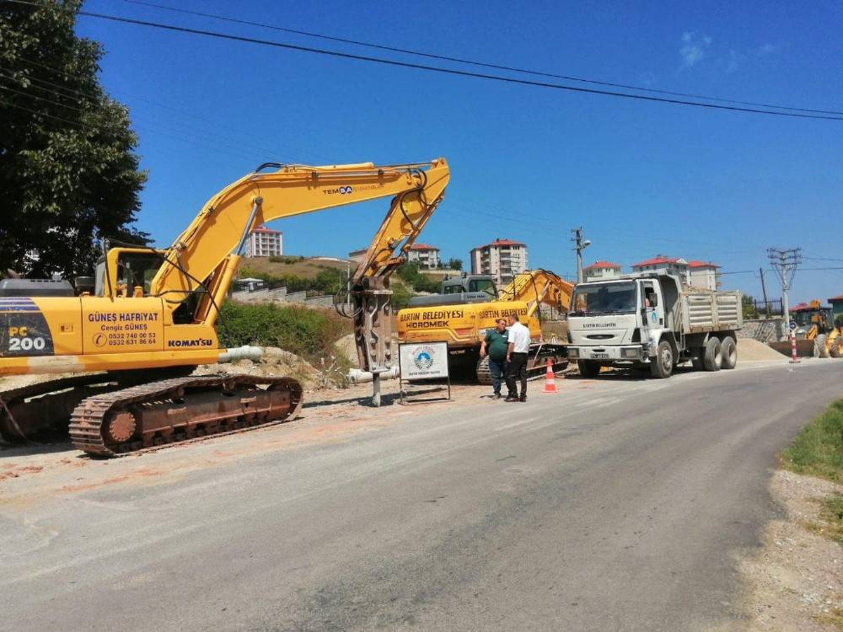 Kavallar Caddesi\'nde kanalizasyon çalışması