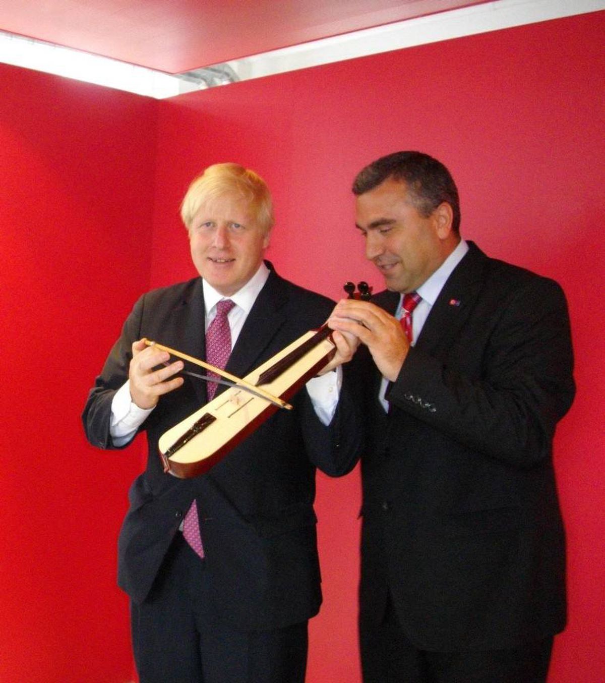 Kemençe totemi tuttu: Boris Johnson Başbakan seçildi